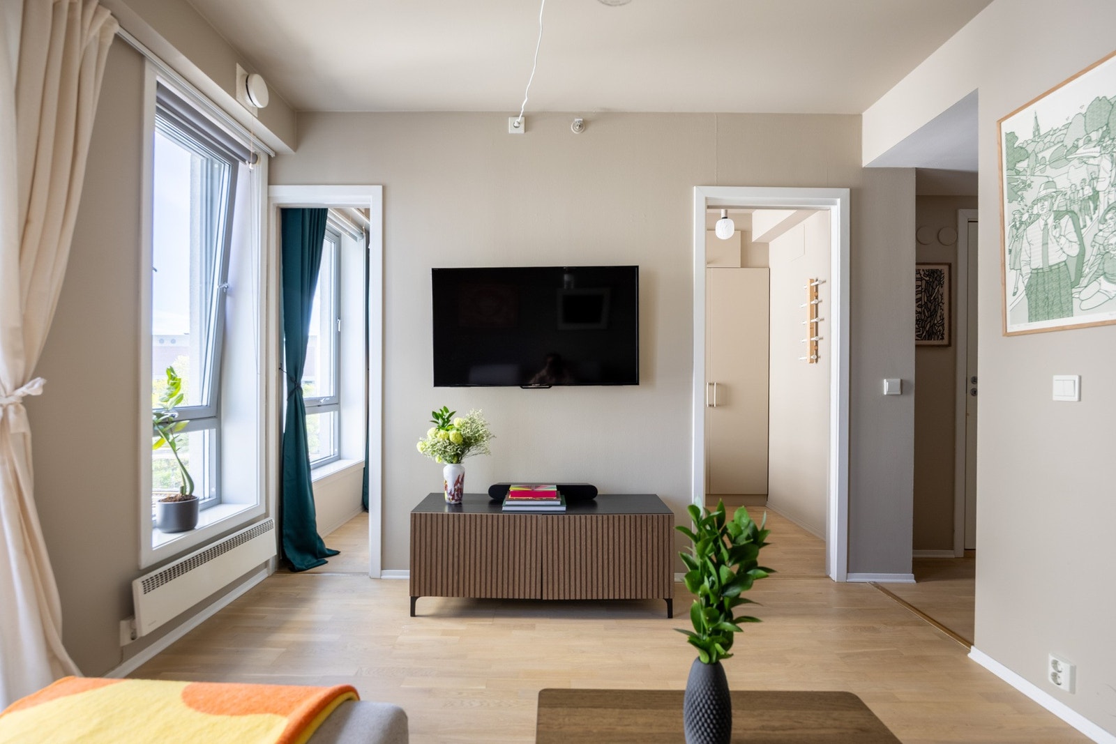 Overflatene er malt i en lys og behagelig fargetone. Galleribilde