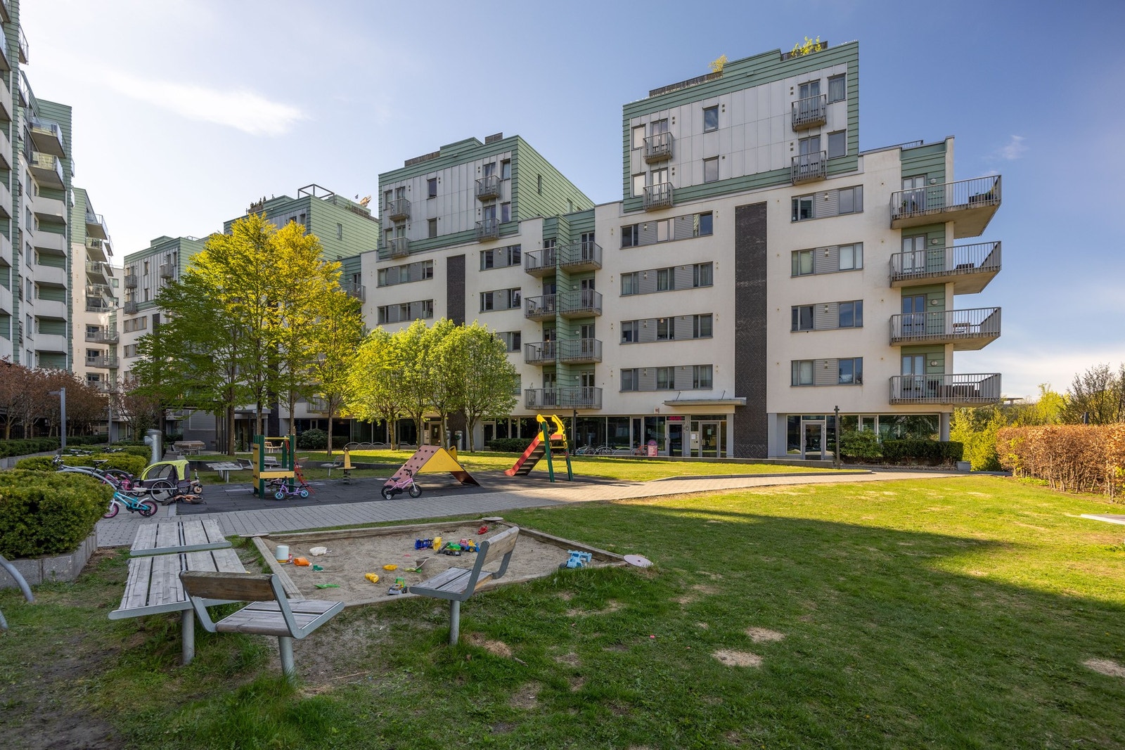 Leiligheten ligger i et moderne bygg fra 2008, og borettslaget har pene fellesområder. Galleribilde