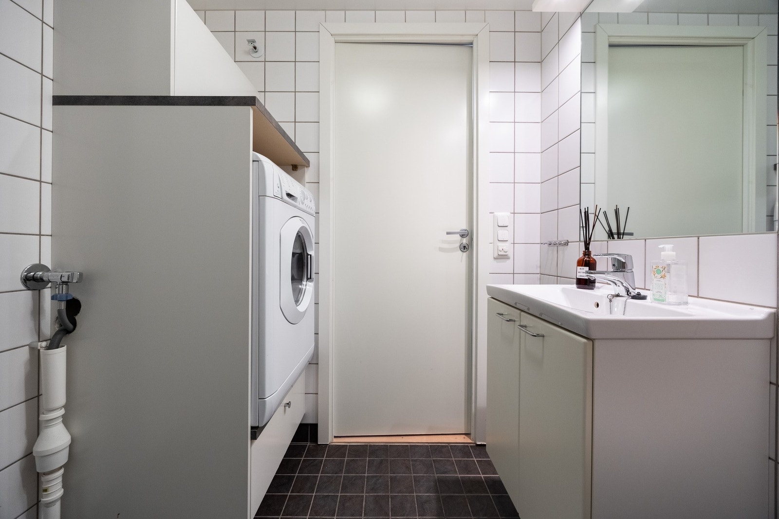 For øvrig gulvstående baderomsmøbel med plass for vaskemaskin. Mekanisk avtrekk med ventil i himling. Galleribilde