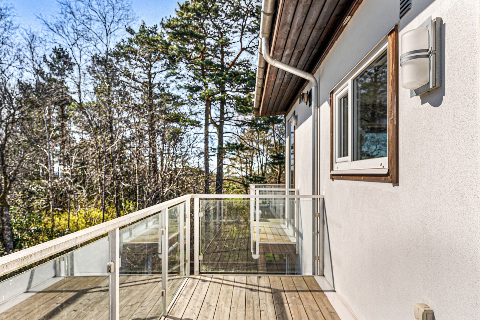 Perfekt med flere uteplasser slik at man kan flytte seg rundt etter vær og vind. Galleribilde