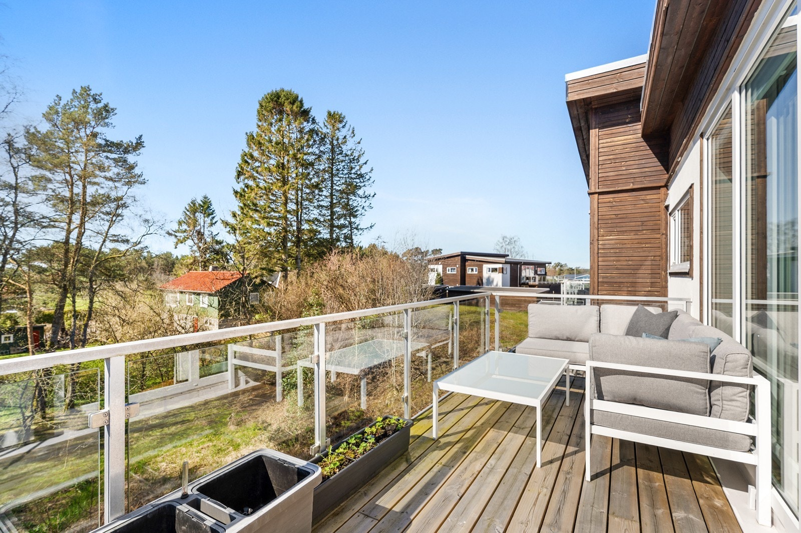Fra stuen er det utgang til en usjenert altan som ligger vestvendt til. Selger opplyser at han i 2024 skiftet terrasse og undertak, arbeidet er utført av GB Stord. Galleribilde