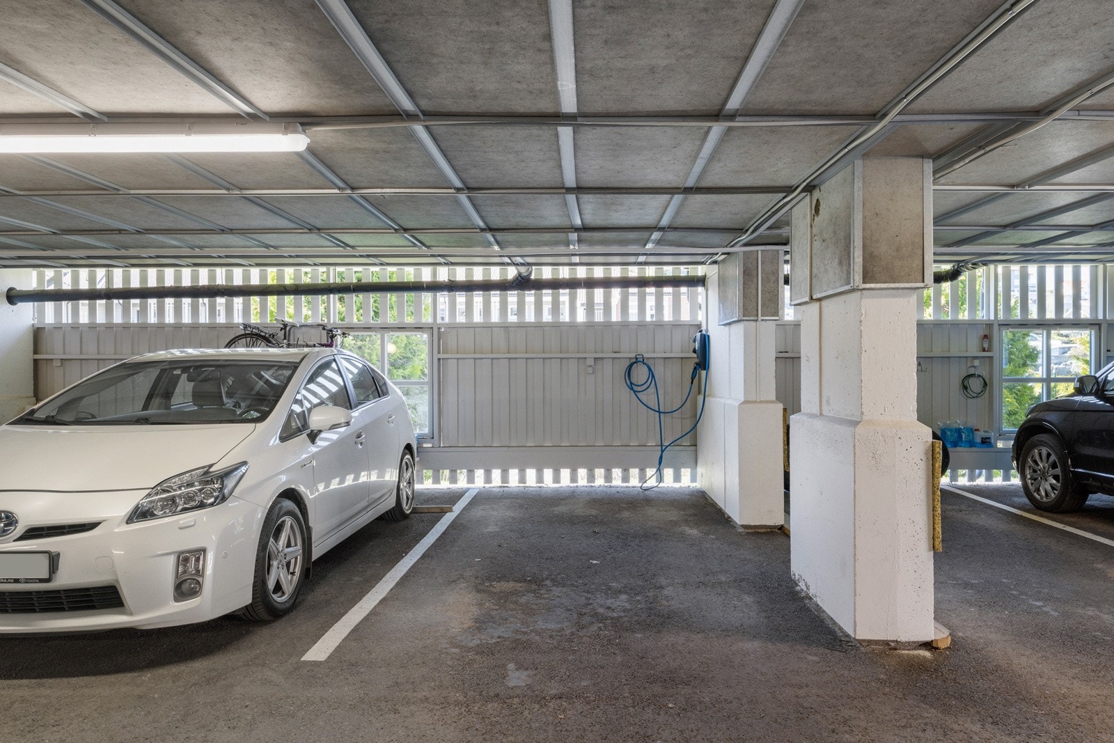 Leiligheten disponerer garasjeplass m/elbillader i felles garasjeanlegg i kjeller. Galleribilde