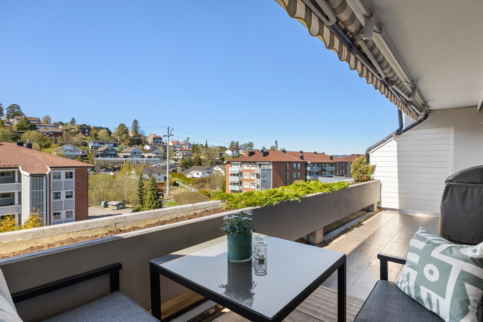Vestvendt terrasse på 15m² med fliser på gulv, elektrisk markise, strøm, belysning og adkomst fra stue. Galleribilde