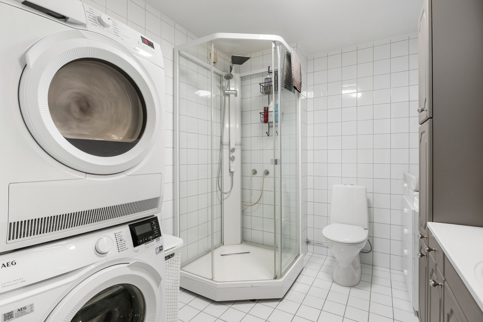 Bad/wc består av dusjkabinett, servant m/underskap, speil m/overlys, veggskap, høyskap, toalett og opplegg for vaskemaskin. Galleribilde