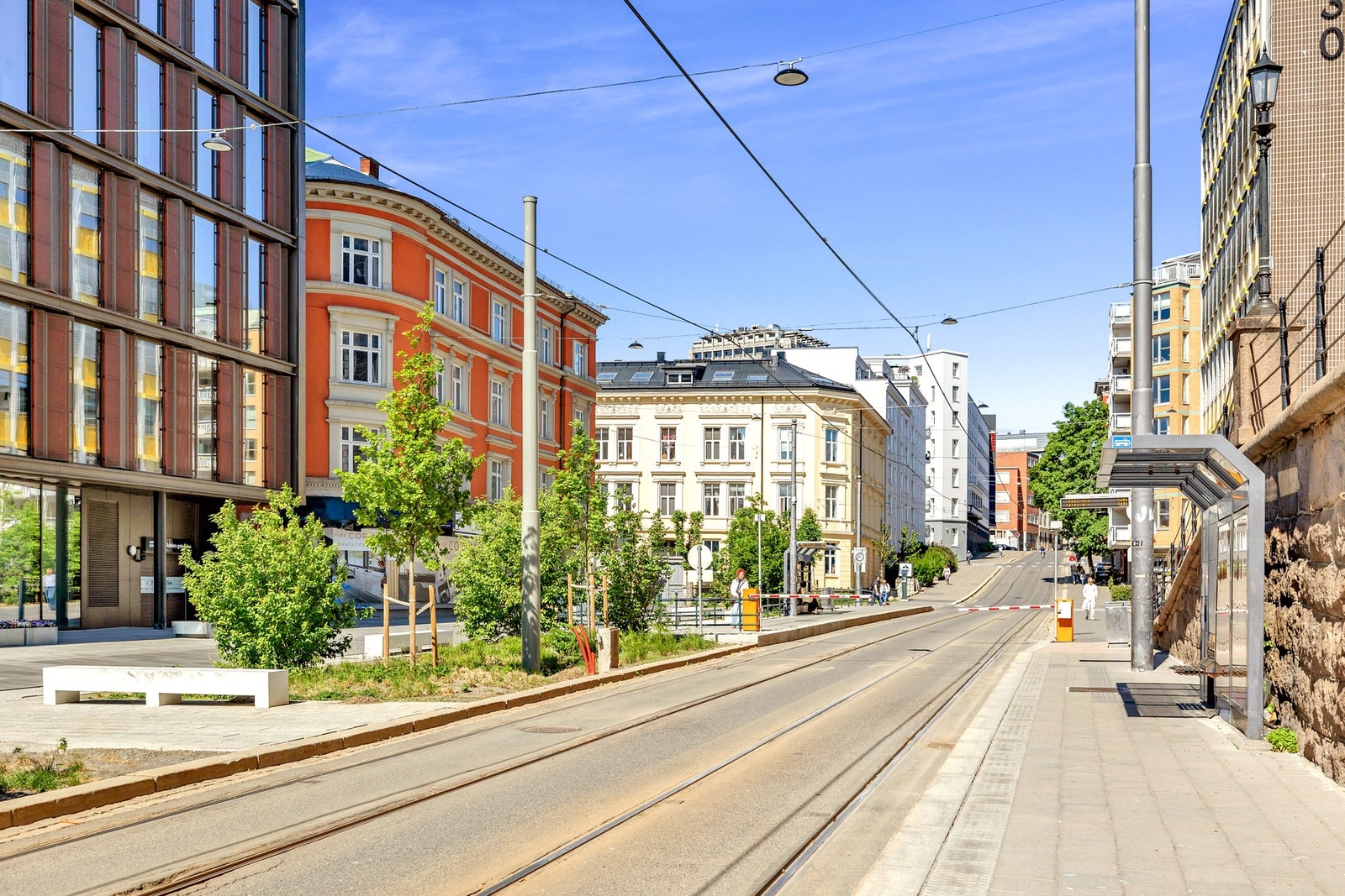 Fra Vika er det svært gode kollektivforbindelser med buss, trikk og kort vei til Nationaltheatret stasjon. Galleribilde