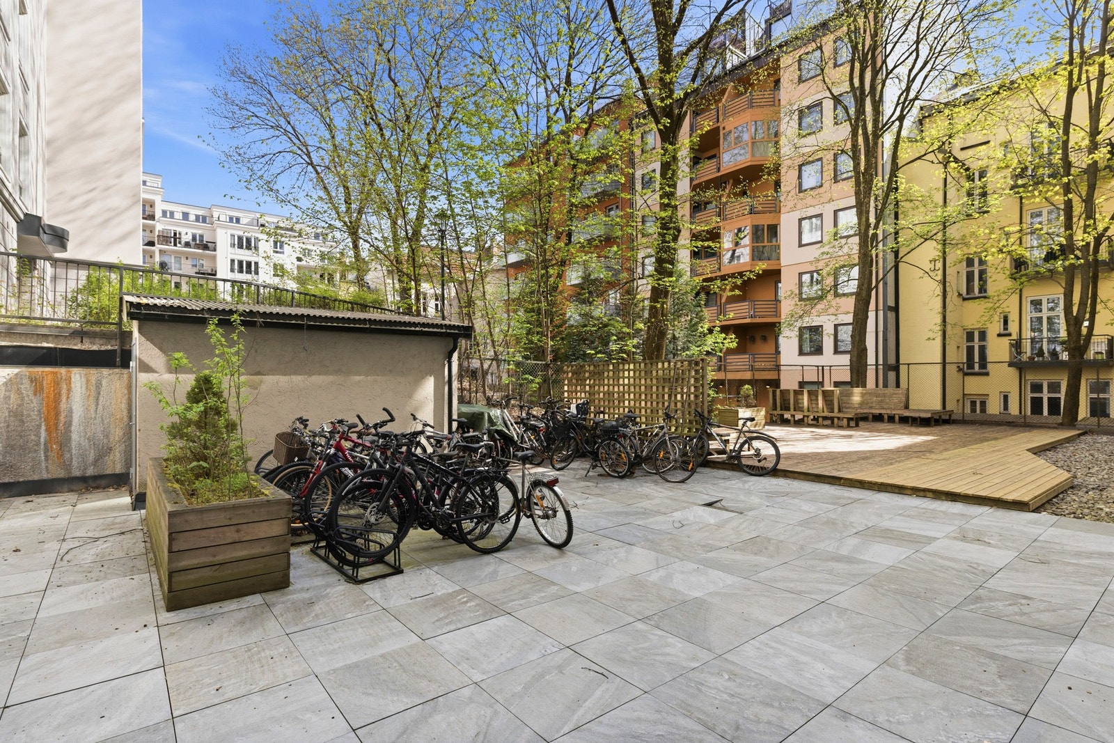 Hyggelig bakård. Galleribilde