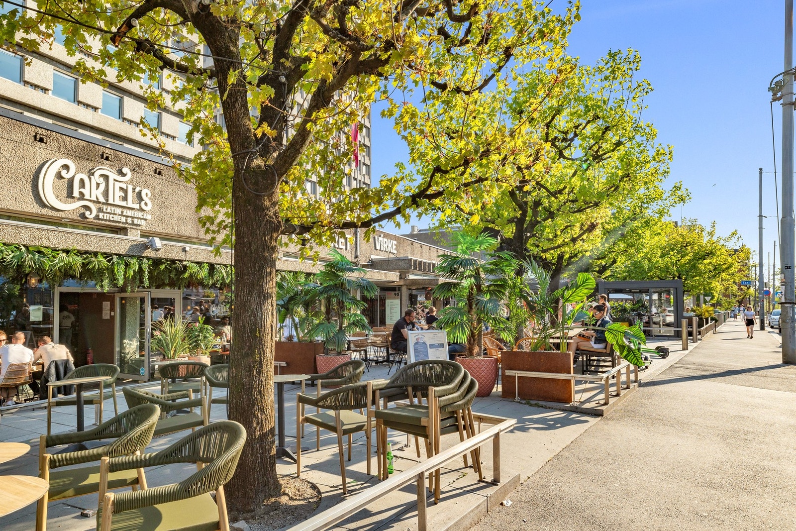 Solli plass ligger like ved og byr på et rikt utvalg av restauranter, caféer og servicetilbud i et levende bymiljø. Galleribilde