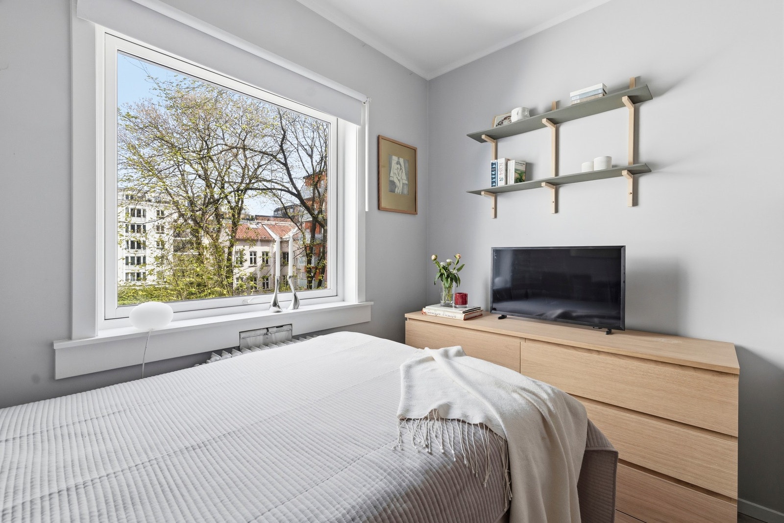 Stor vindusflate sørger for rikelig med naturlig lys. Galleribilde