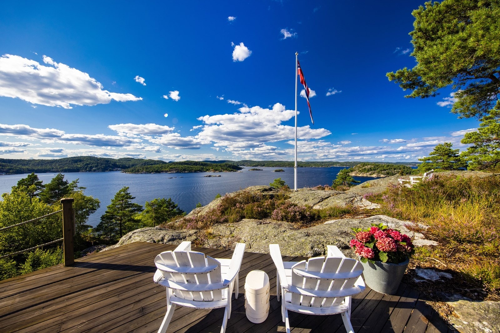 Velkommen til Arøy 67 - spektakulær sjøutsikt og optimale solforhold. Foto: Kay Myrstrand // Fokus Foto Galleribilde