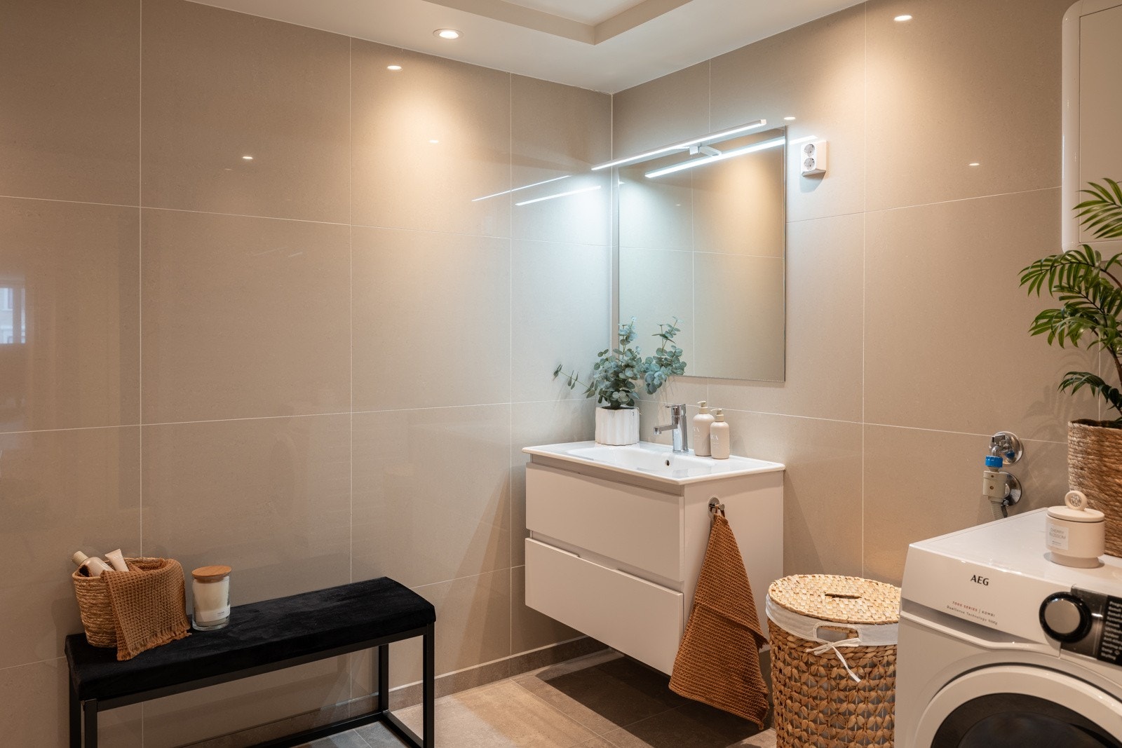 Badet har innredning med servant, dusjnisje, toalett og opplegg for vaskemaskin. Galleribilde
