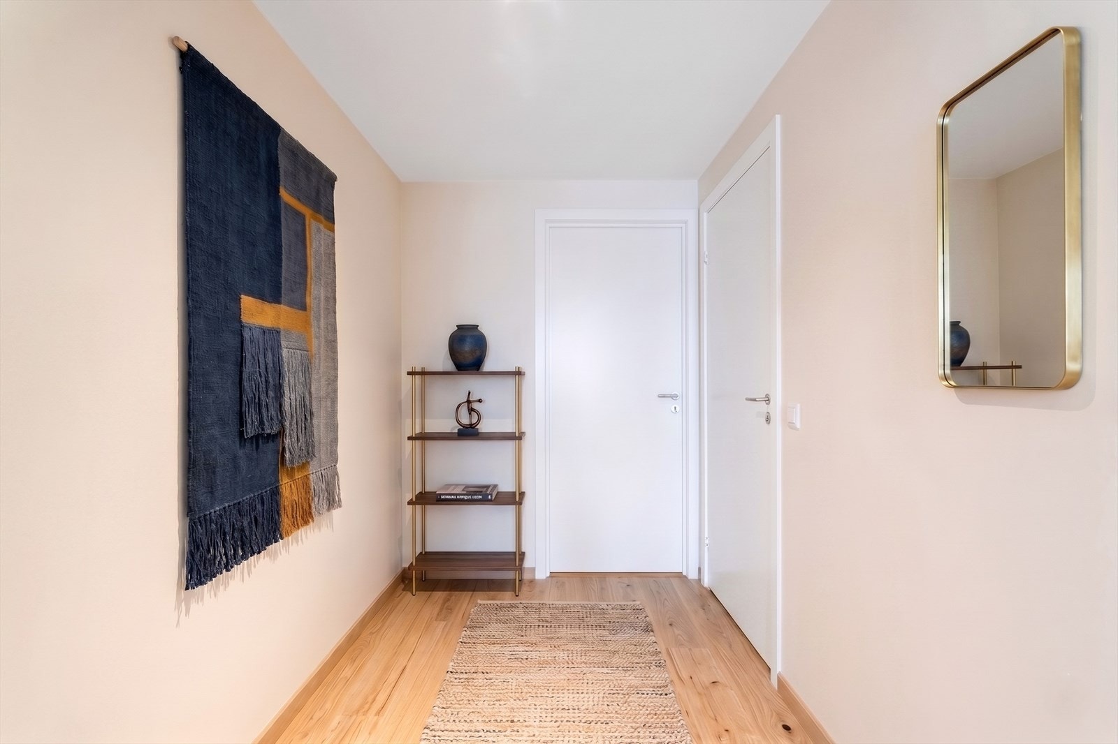 Ca. 7,5 kvm entré gir plass til sko og yttertøy. Innhuk for garderobe. Porttelefon. Bildet er laget m/KI. Avvik vil forekomme. Galleribilde