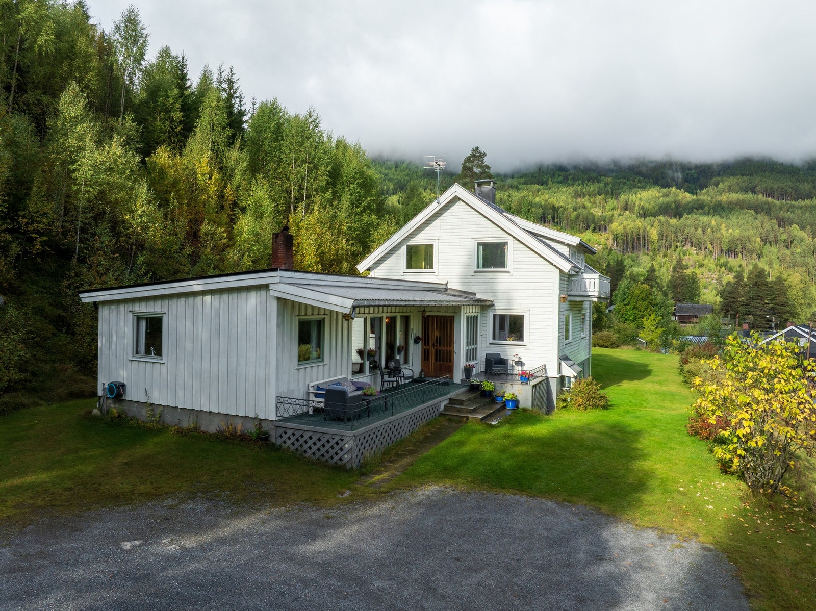Velkommen til Rukkedalsvegen 90 - her får du en bolig med sjarm, godt med plass og en stor tomt med frodig hage! Galleribilde