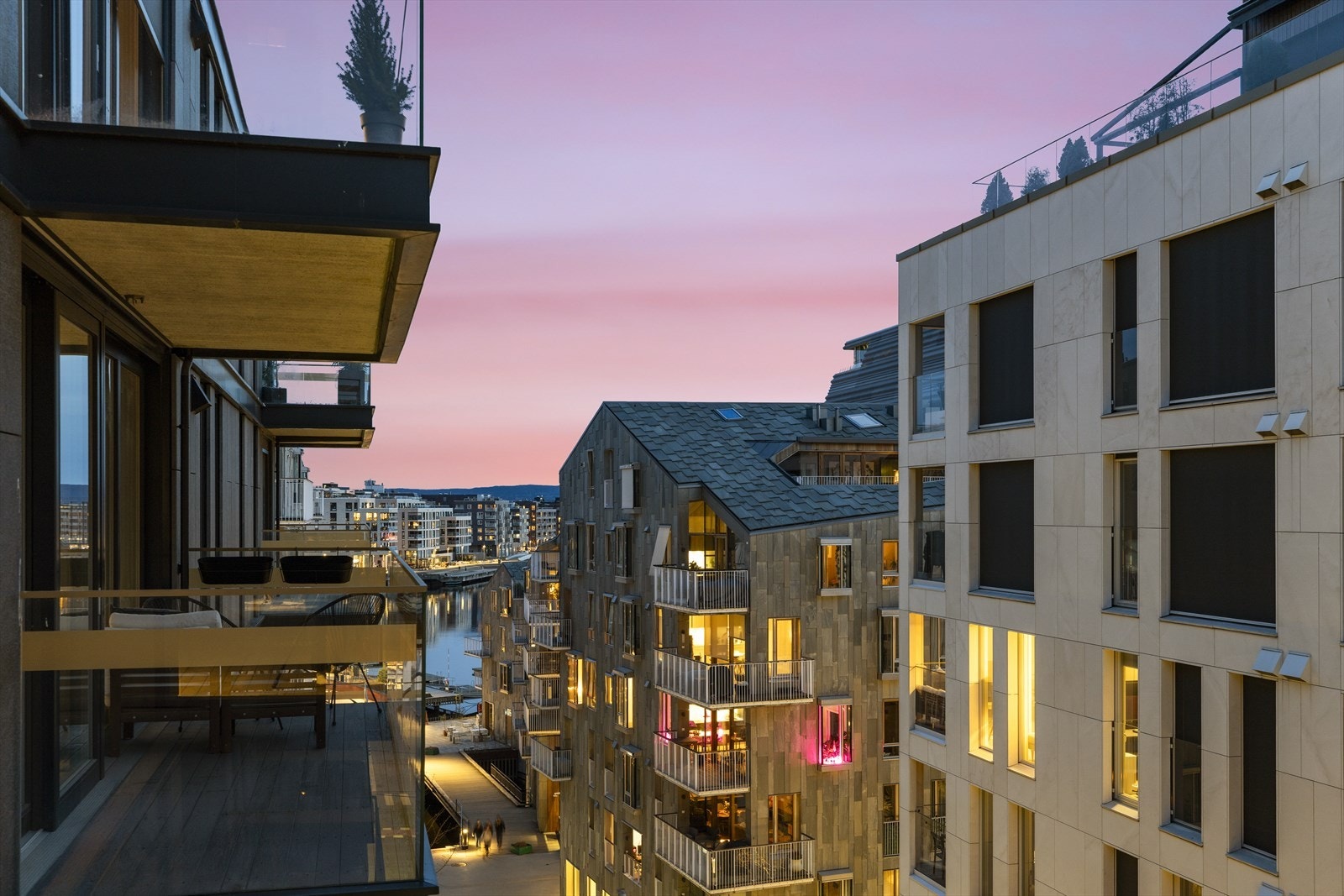 En imponerende sjøutsikt som danner en rolig og eksklusiv ramme rundt boligen. Galleribilde
