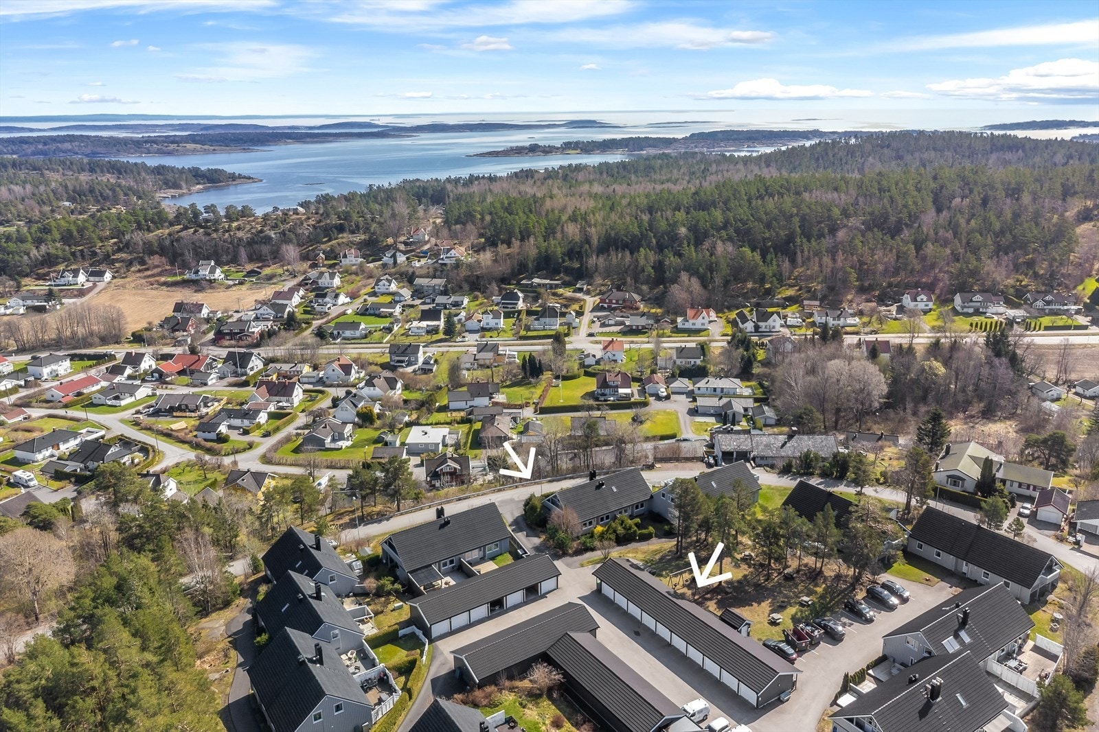 Det medfølger garasje i rekke. Den ligger fint plassert ift leiligheten. Galleribilde