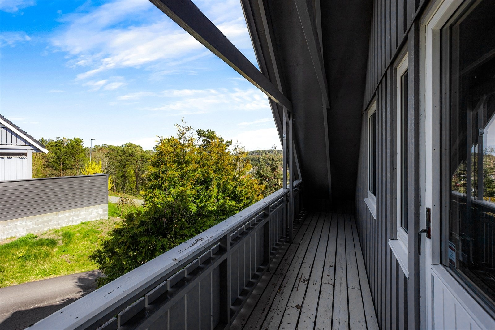 Fra det ene soverommet er det utgang til veranda. Galleribilde