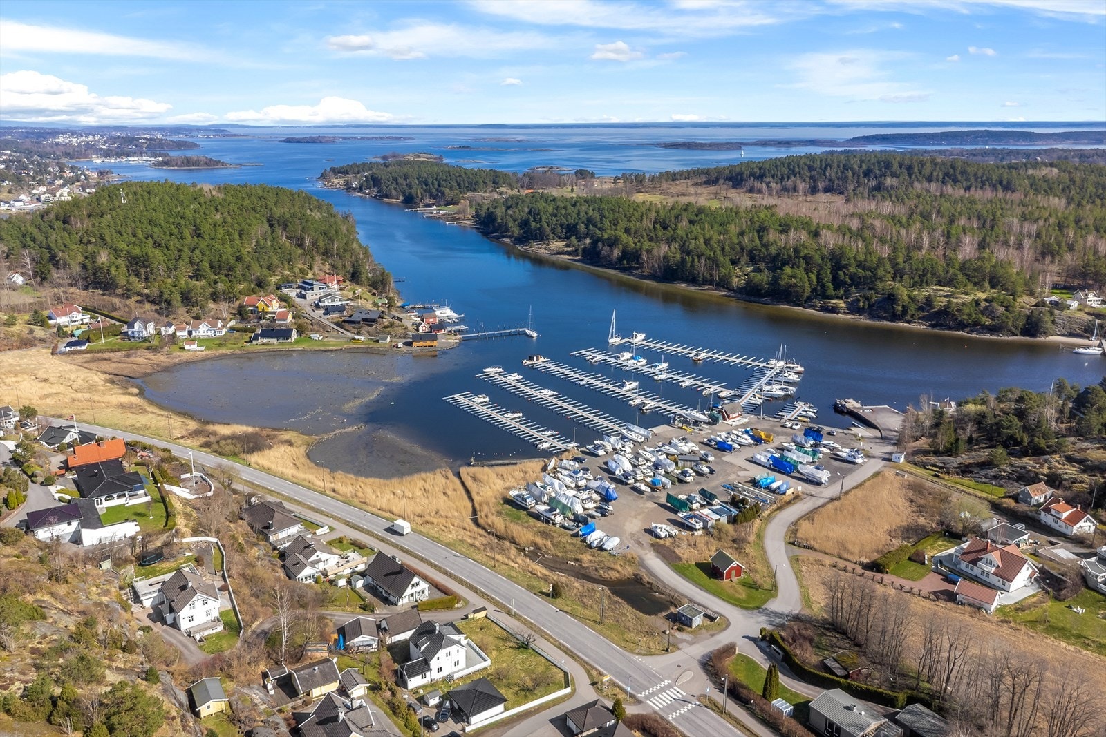 Området er stille og rolig, med fine tur- og skogsområder i nærområde samt badeplasser og småbåthavn. Galleribilde