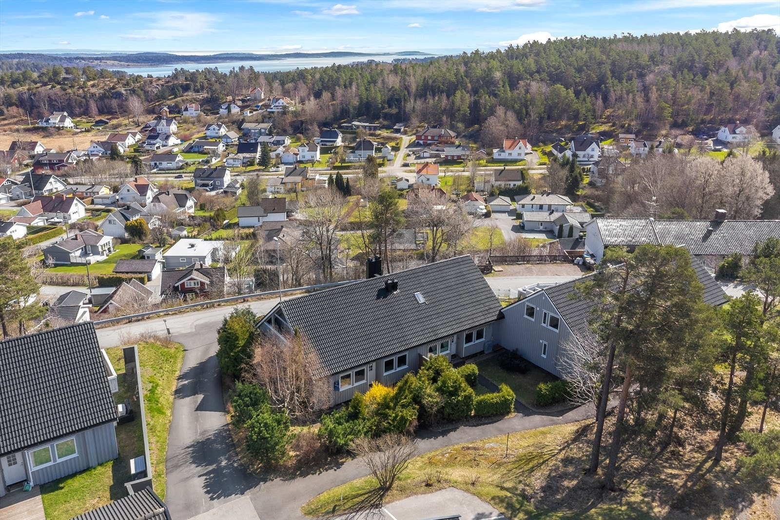 Leiligheten er beliggende i et veletablert og attraktiv boligområde i Hårkollen/Skallestad. Galleribilde