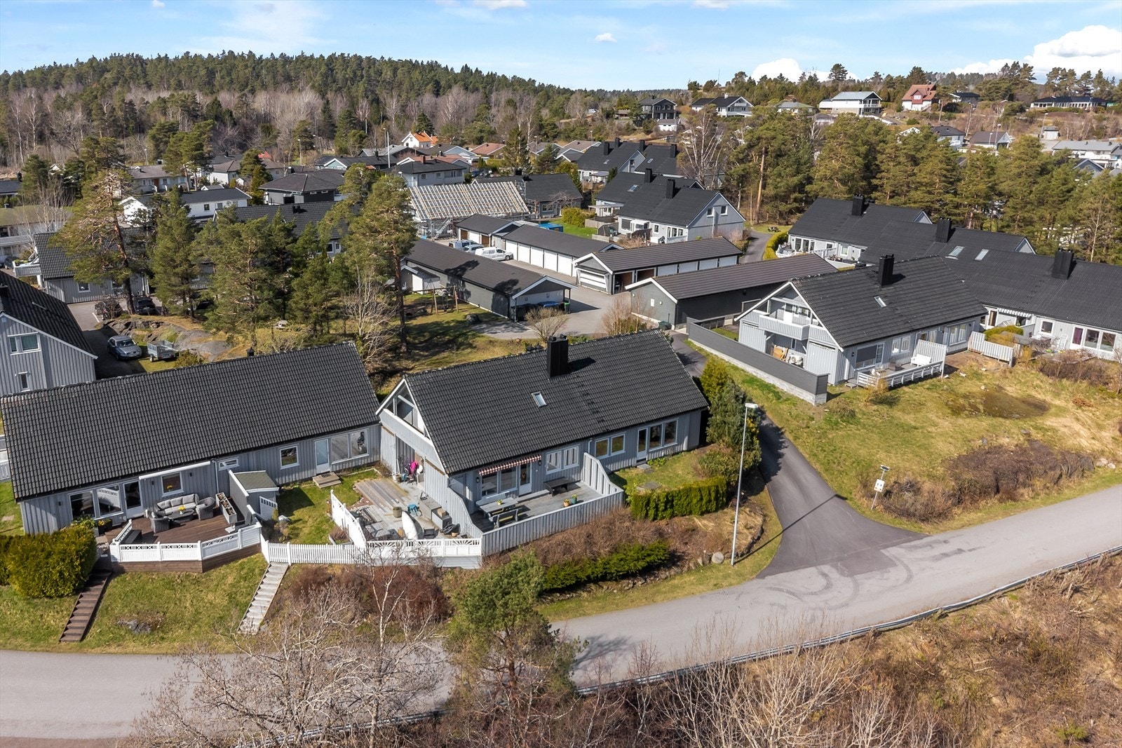 Det er ca 10 minutter med bil til Teie Torv med de fleste sentrumsfunksjoner, og ytterligere ca 5 minutter til Tønsberg sentrum med alle servicefasiliteter. Galleribilde