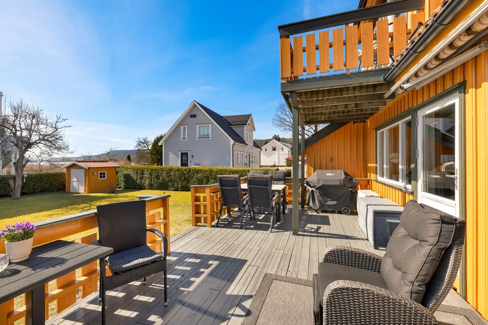 Utgang til terrasse og hage fra stue. Galleribilde