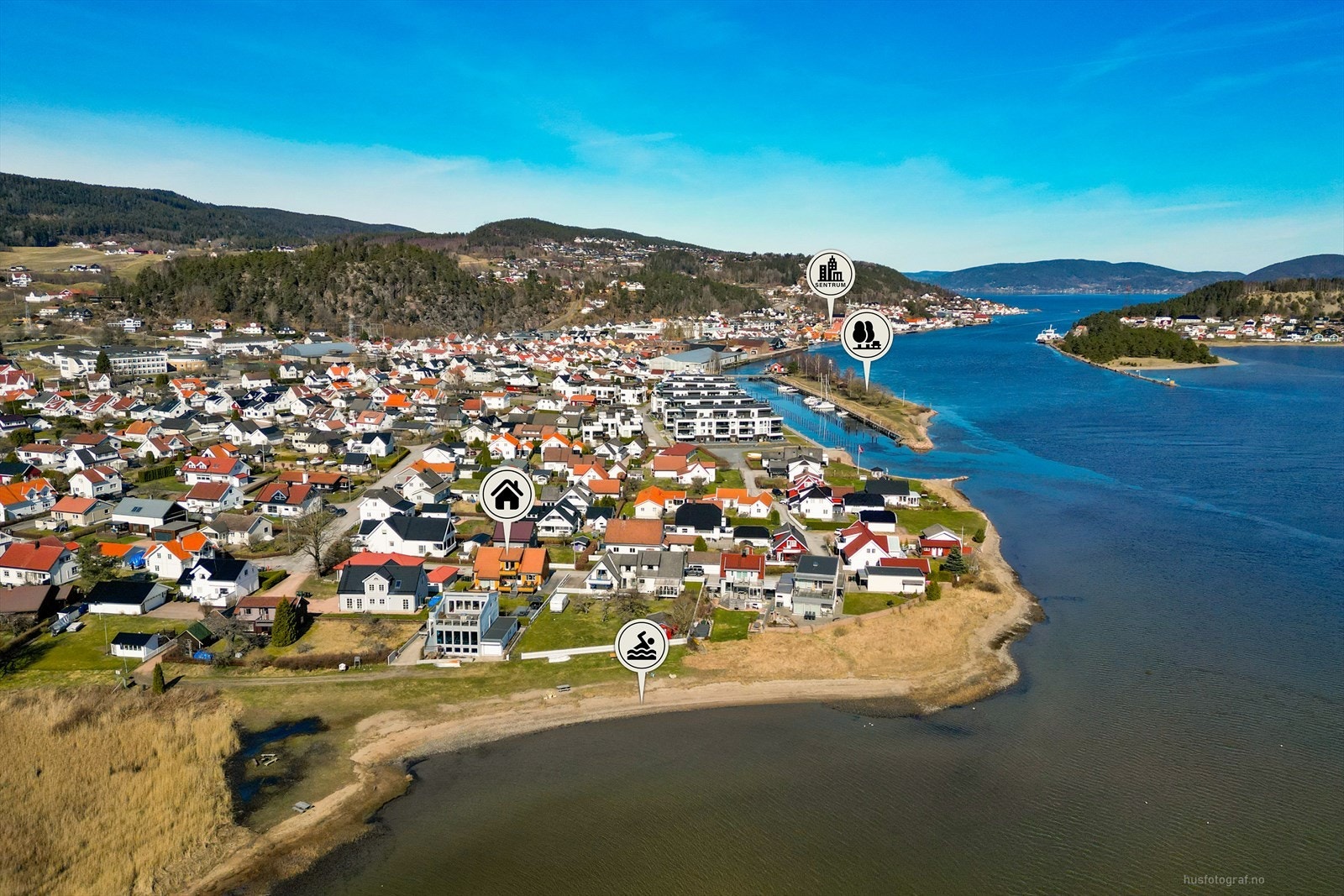 Sentralt ved sentrum med gangavstand til det meste. Det er også badestrand rett ved boligen. Galleribilde