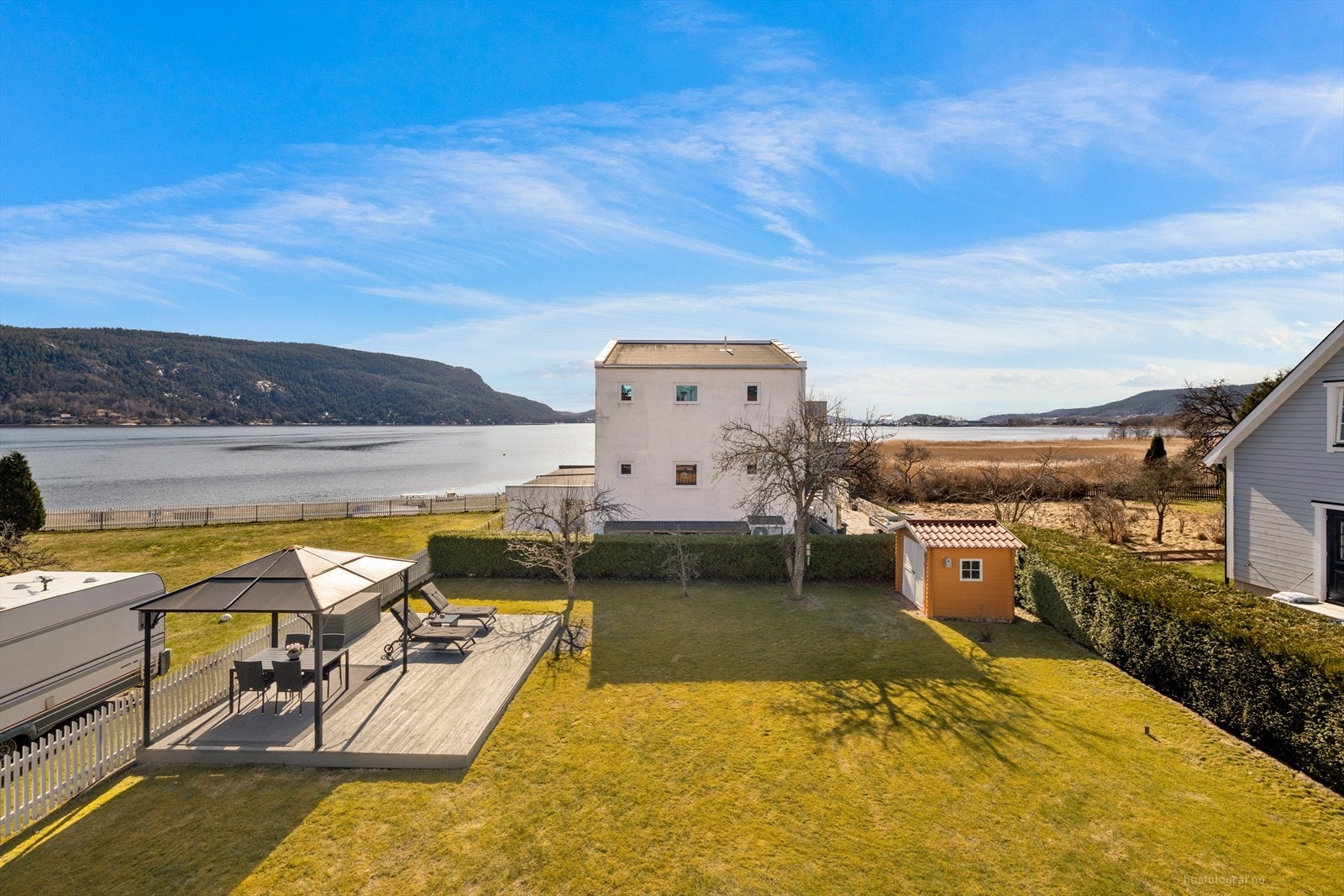 Overblikk mot fjorden og den flotte hagen. Galleribilde