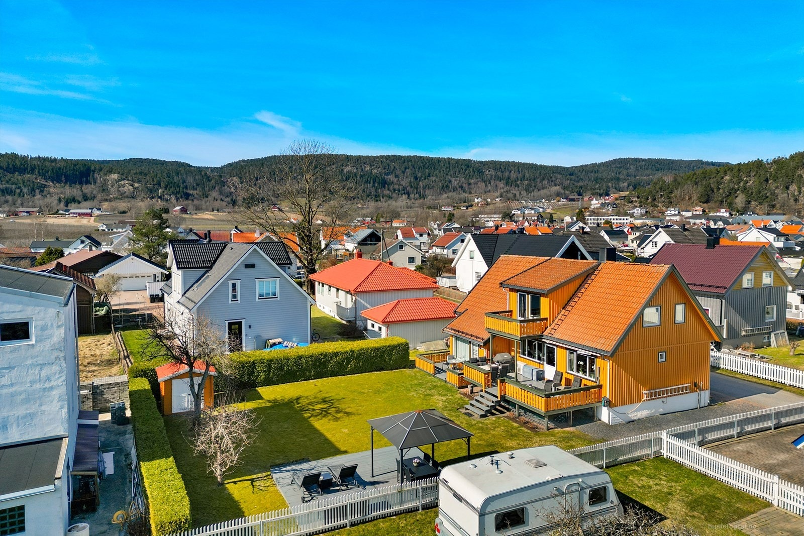 Boligen ligger i et flatt område, noe som gjør det meget barnevennlig. Galleribilde