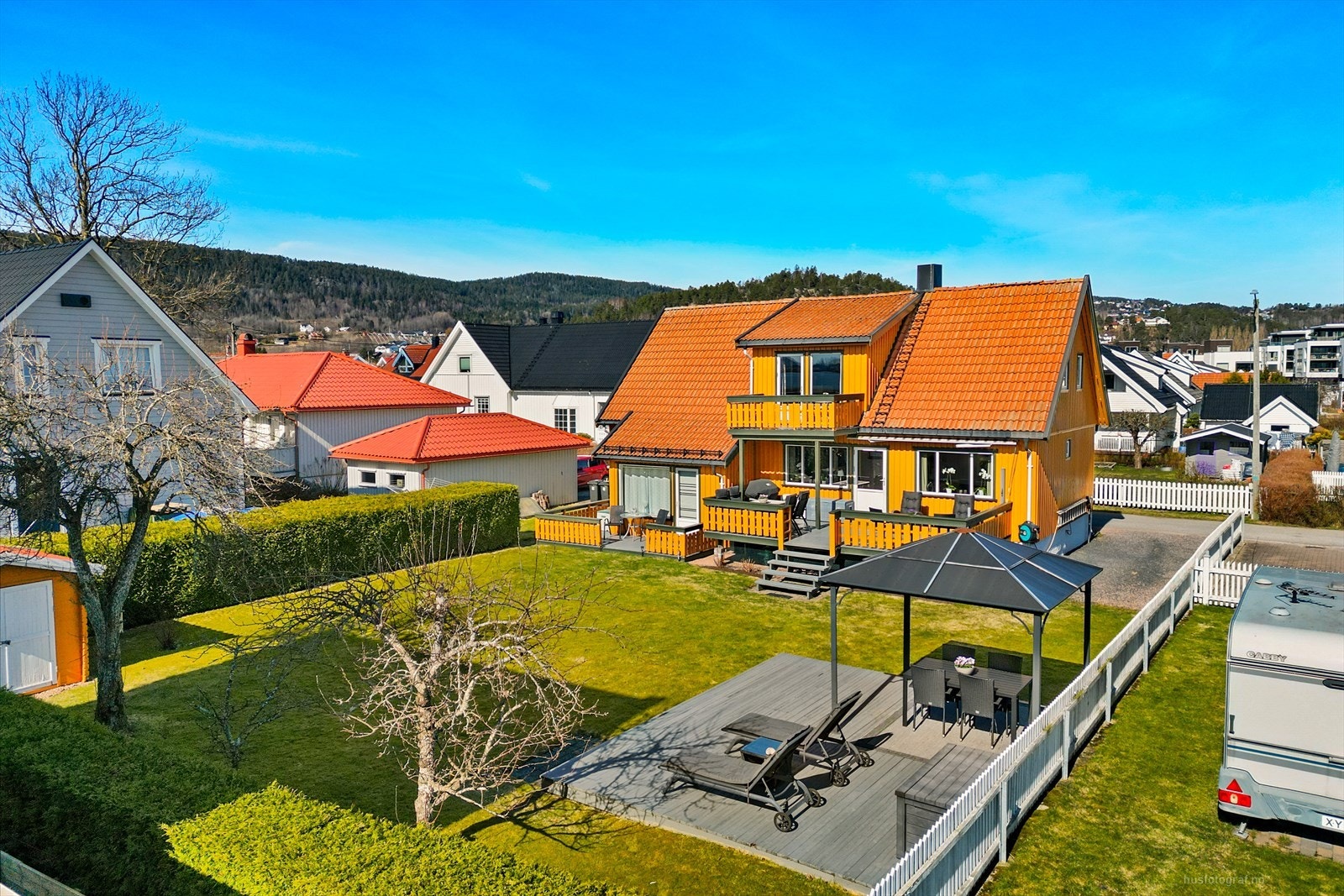 Stor og flott hage, med platting og terrasse. Galleribilde