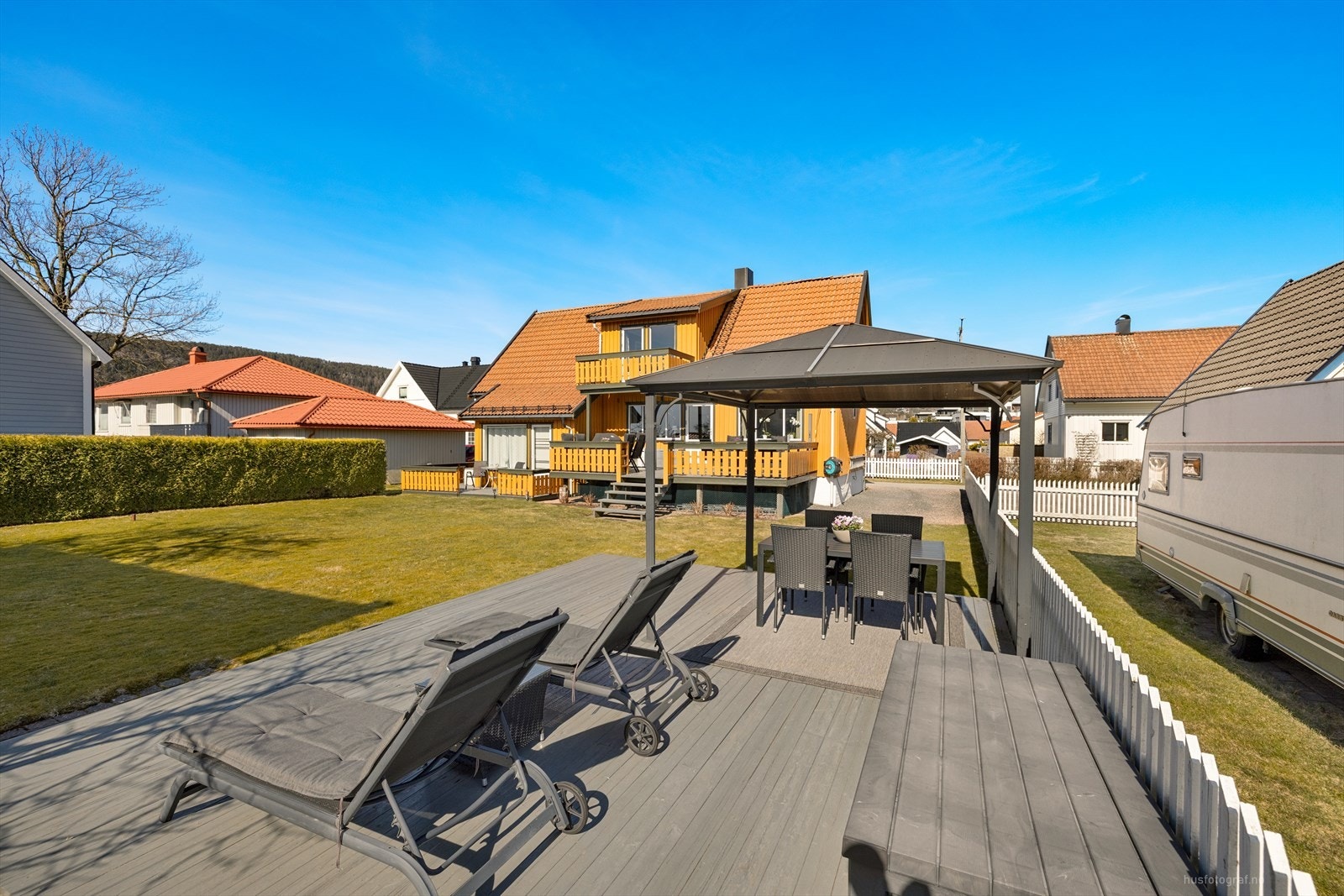 Terrasse i hagen med god plass til sittegruppe og solsenger. Galleribilde