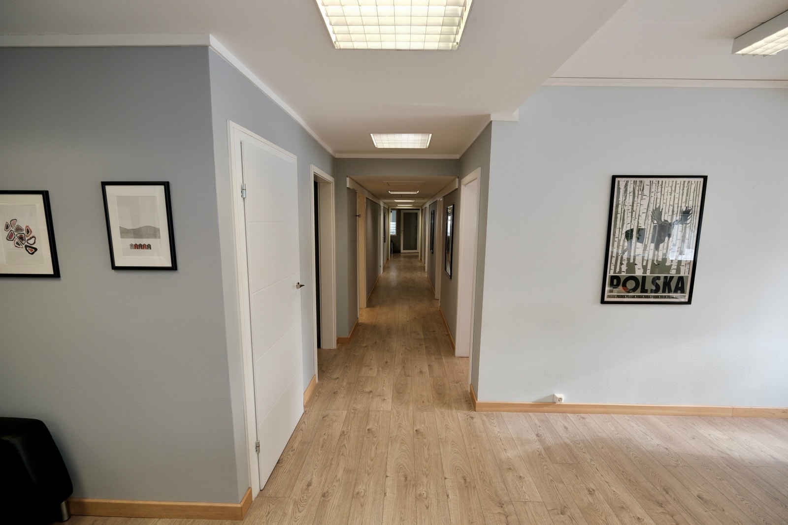 Gang sett fra resepsjon Galleribilde
