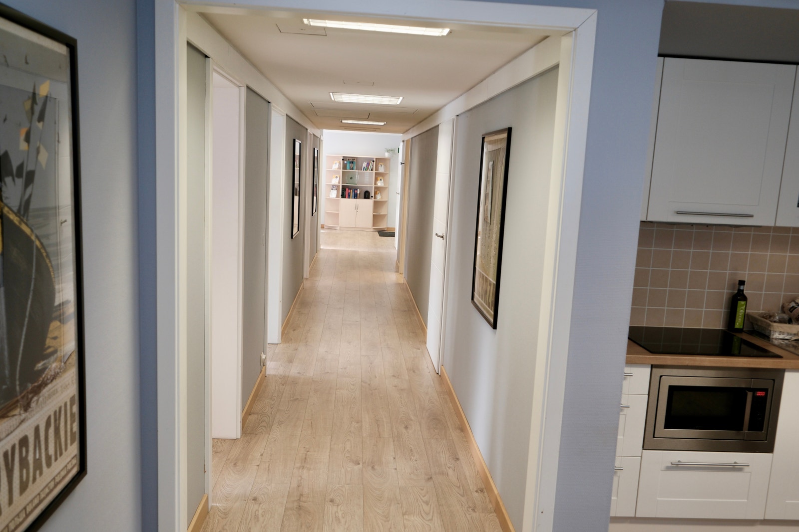Gang. Lokalet er malt i lyse og fine farger. Galleribilde