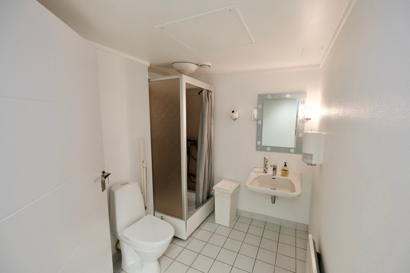Flislagt bad med dusj, wc og servant. Galleribilde