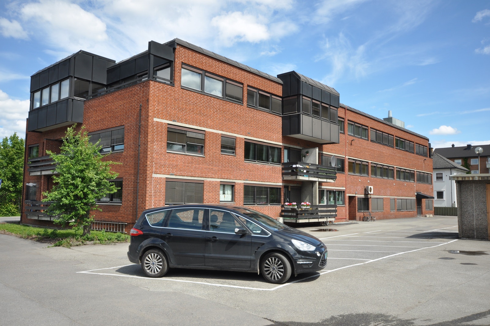 Gården utvendig med parkering Galleribilde