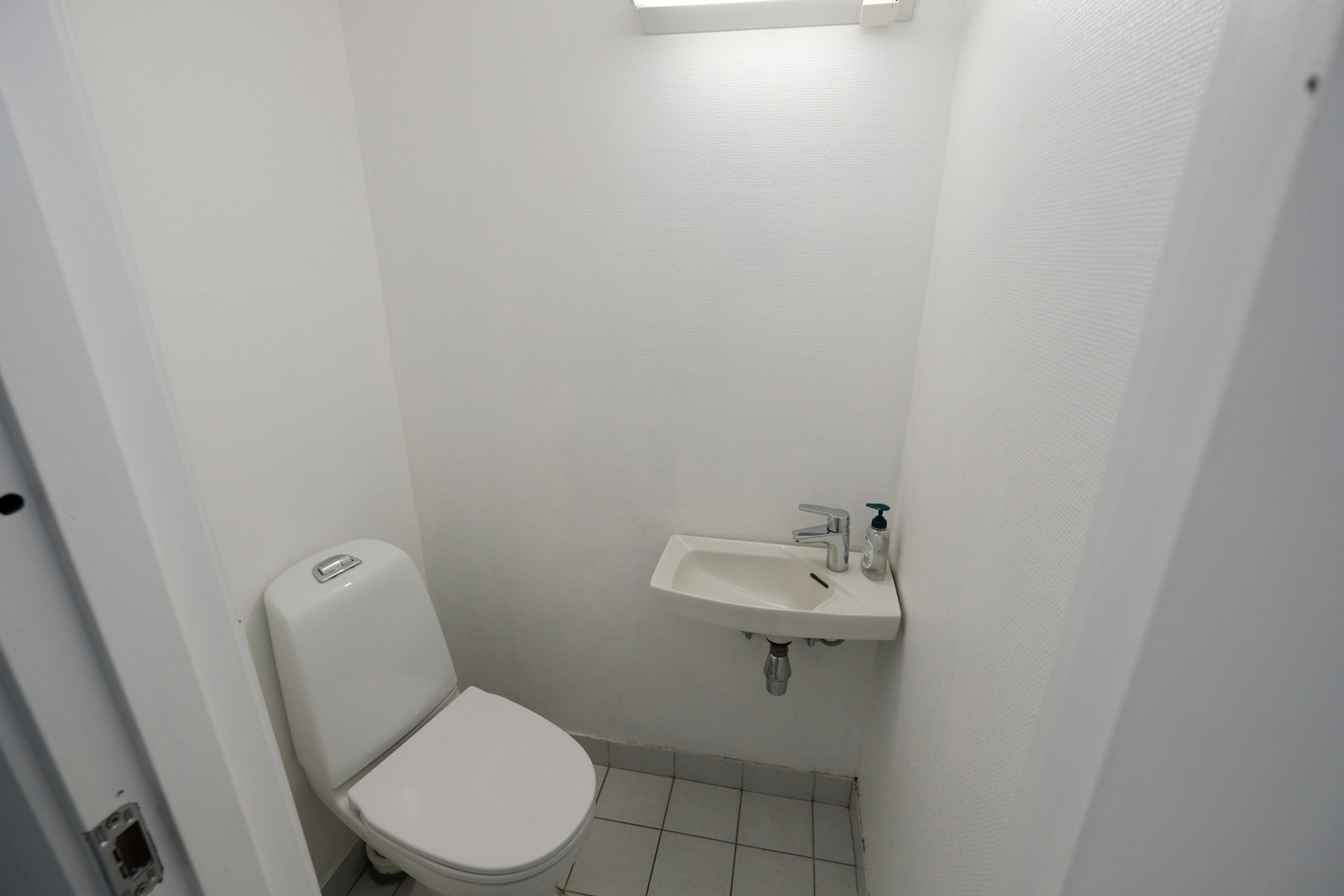 Separat WC med servant. Galleribilde