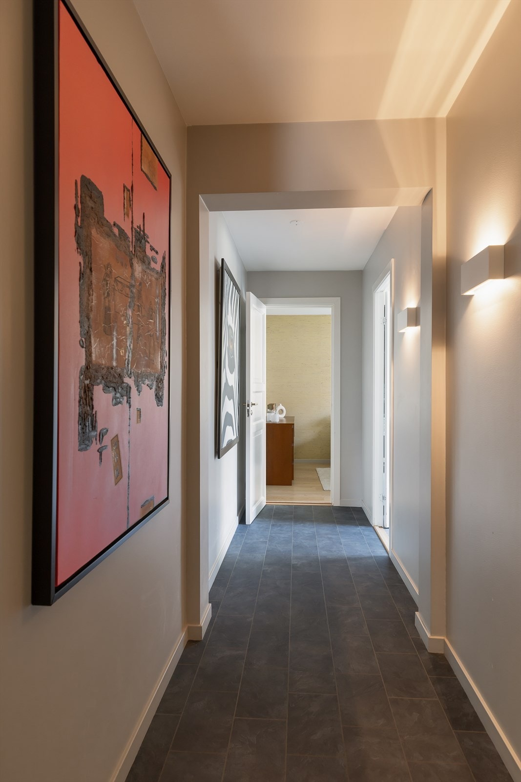 Gangen leder videre inn til soveromsavdelingen, adskilt fra de sosiale sonene. Galleribilde