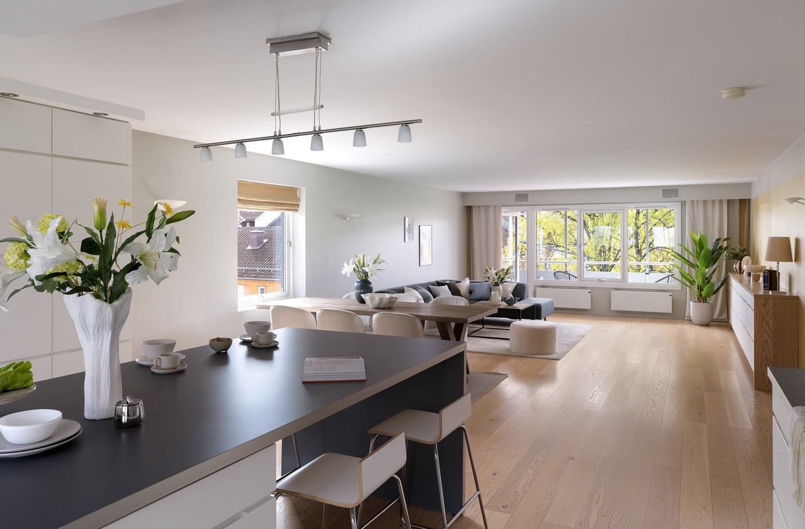 Fra stuen er det utgang til vestvendt balkong på 7 m² med utsikt mot Grünerhagen og Vulkan. Galleribilde