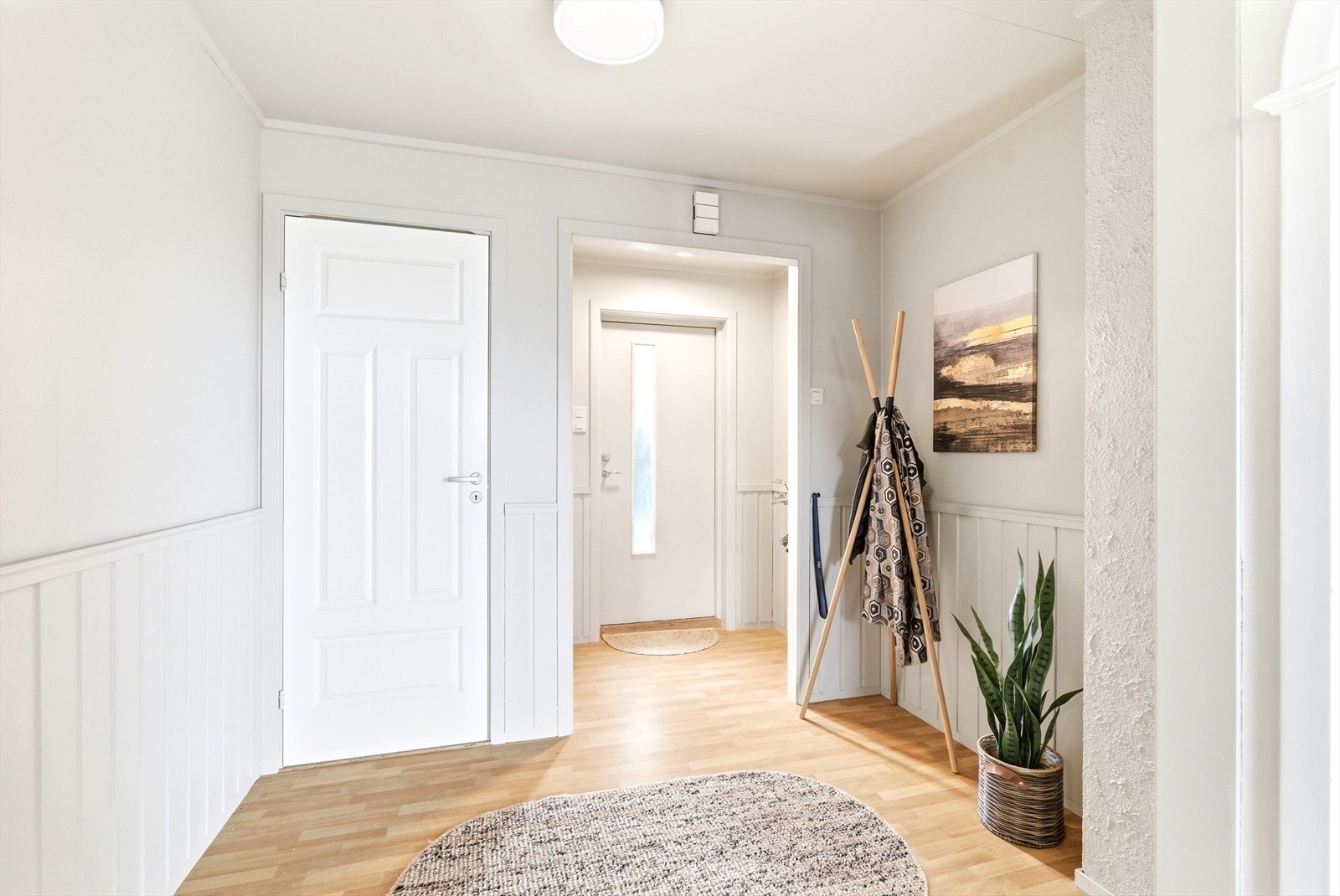 Velkommen inn! Romslig entre/gang med god plass til av- og påkledning. Galleribilde