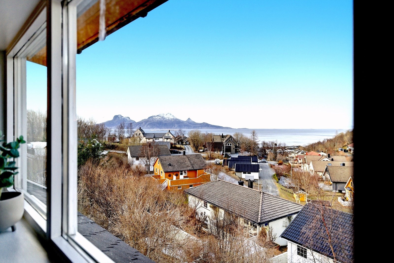 Enebolig over tre plan med nydelig utsikt mot Landegode. Galleribilde