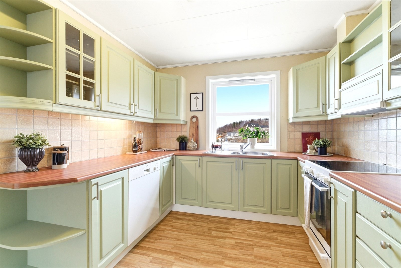 Kjøkkenvask ved vindusflater med utsikt. Galleribilde