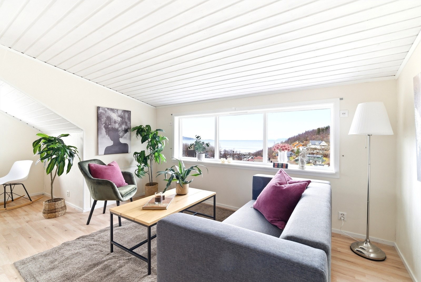 Loftstuen har også fantastisk utsikt mot hav og fjell. Galleribilde