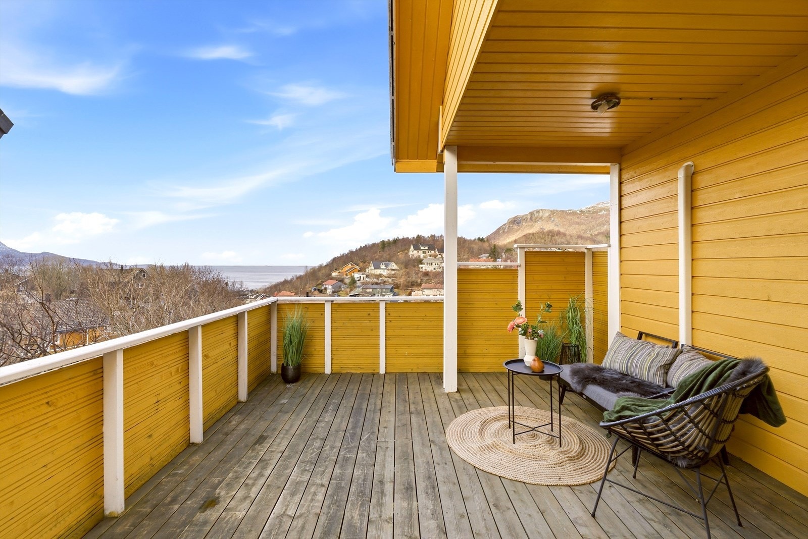 Stuen har utgang til en 17 m² balkong som byr på fine sol -og utsiktsforhold. Galleribilde
