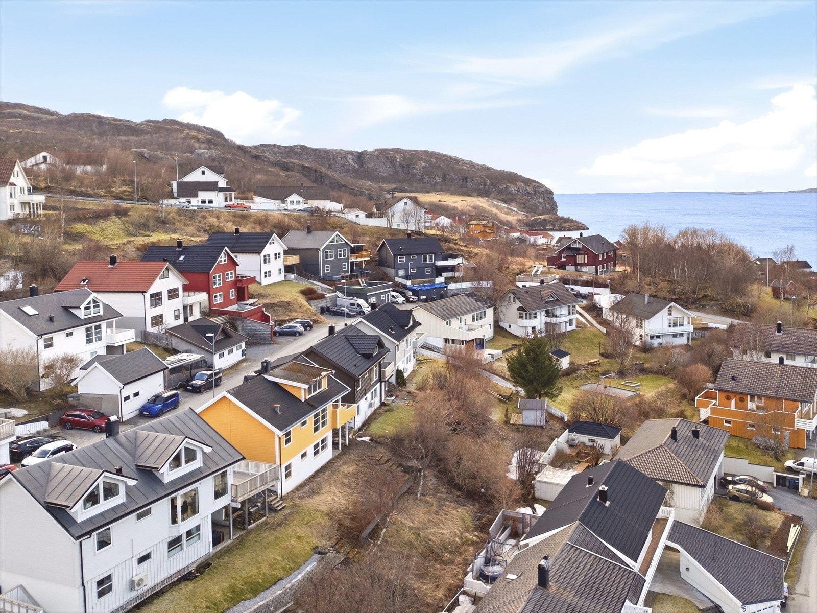 Nærområdet byr på lekeplass, dagligvarebutikk, barnehage og skole. Kort vei til populære turområder, og kun ca. 5 km til sentrum. Galleribilde