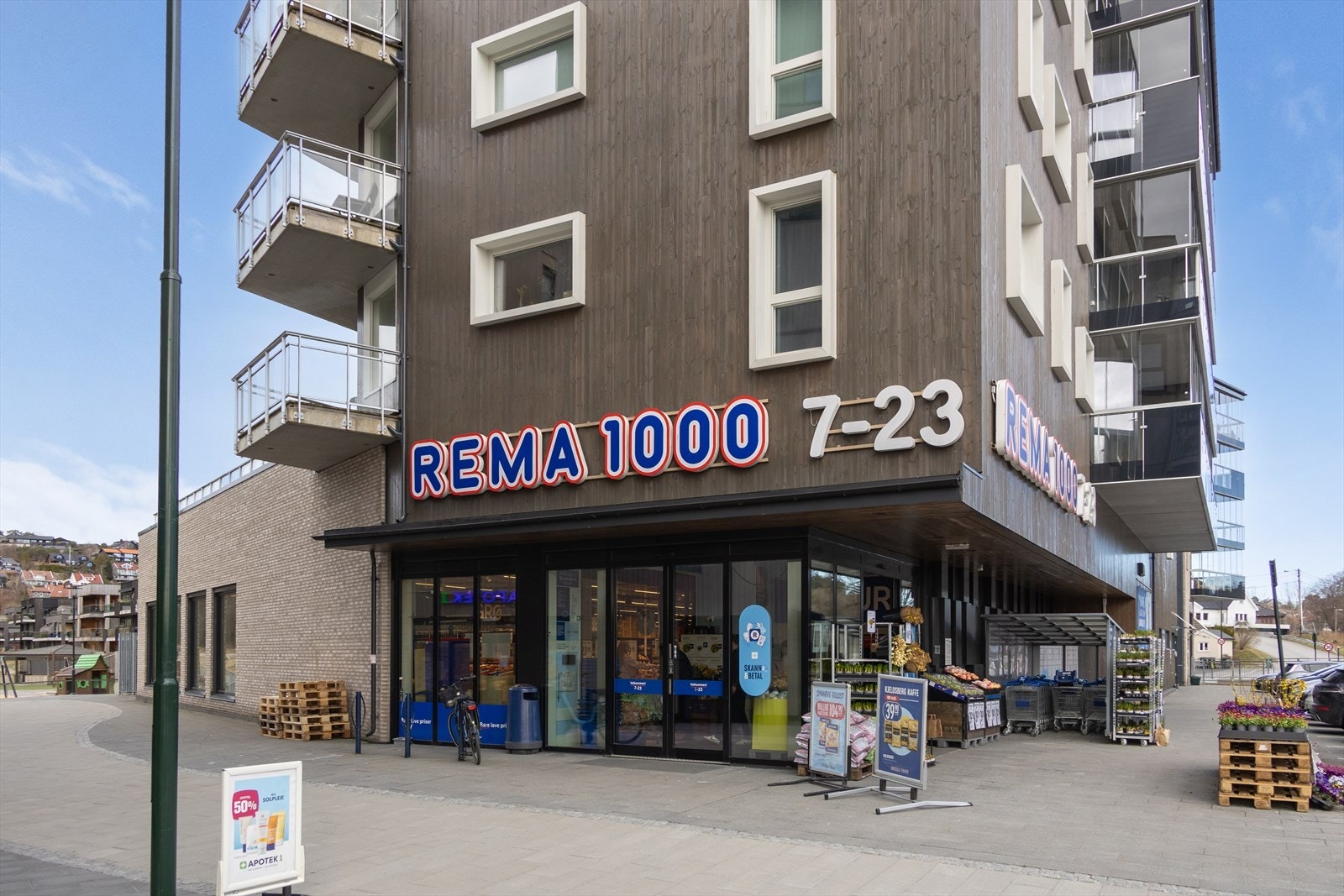 Dagligvare og bussholdeplass i umiddelbar adkomst fra leiligheten. Galleribilde