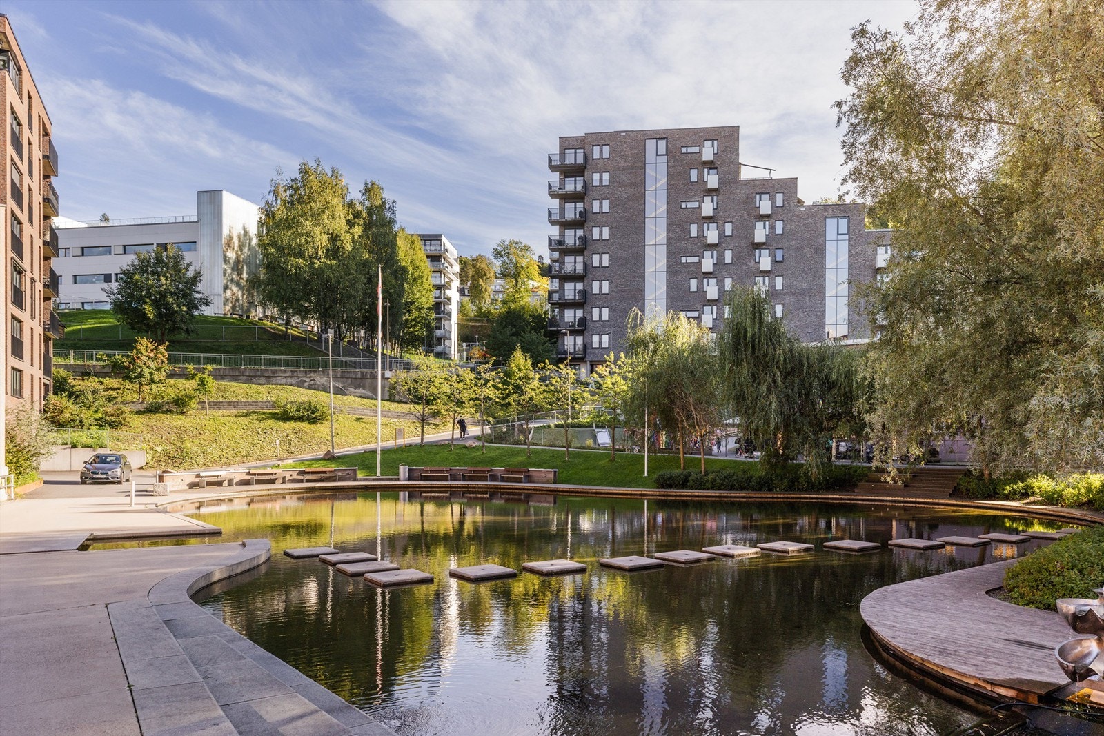 Det er et flott vannspeil, beplantning og interne veier flettet inn blant bebyggelsen. Vannspeilet brukes til å bade i av barna sommerstid, vinterstid er det skøyteis og under St. Hansaften tennes det felles bål. Galleribilde