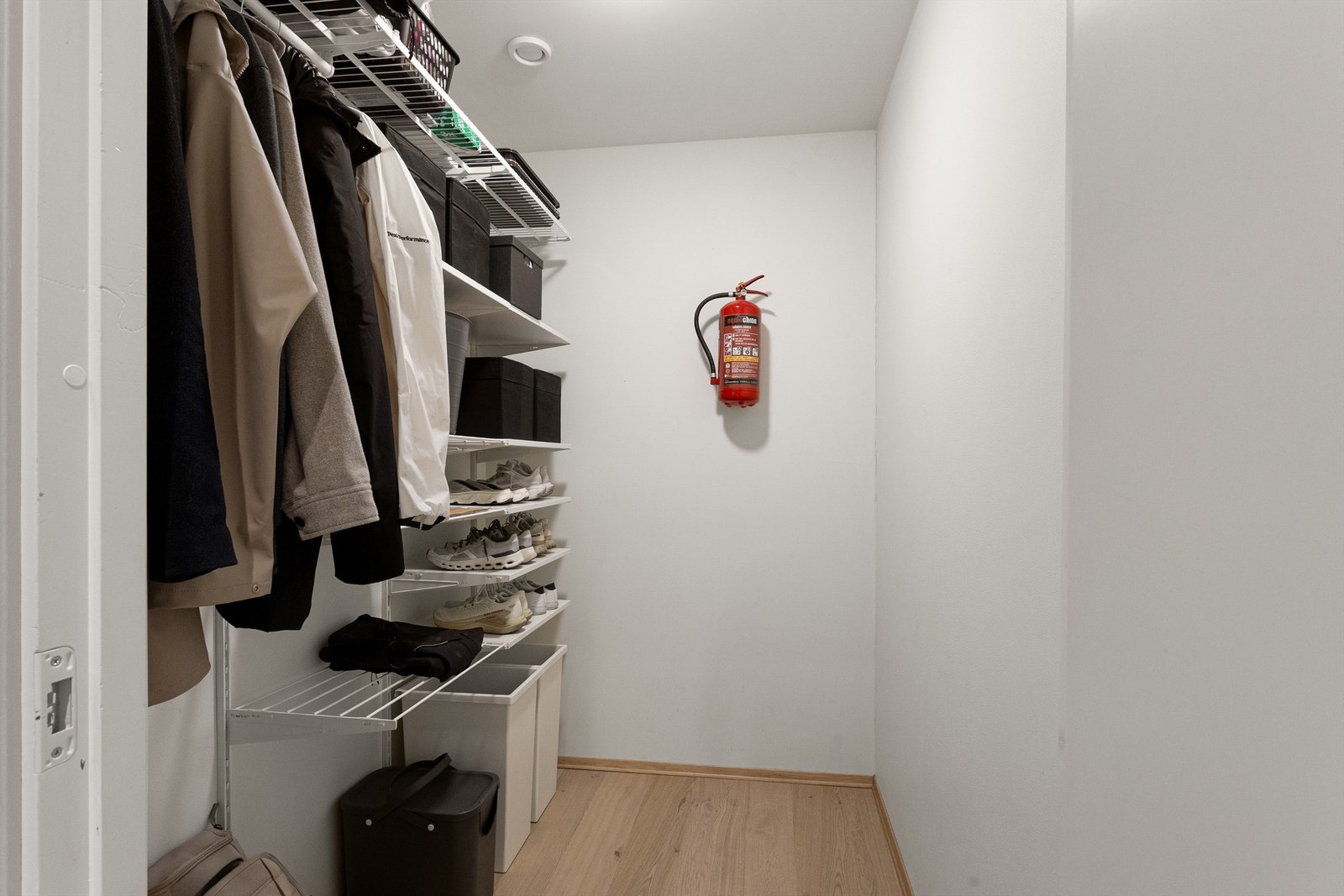 Videre har du adkomst til en innvendig bod fra entréen som sørger for ytterligere oppbevaringsplass i leiligheten. Galleribilde