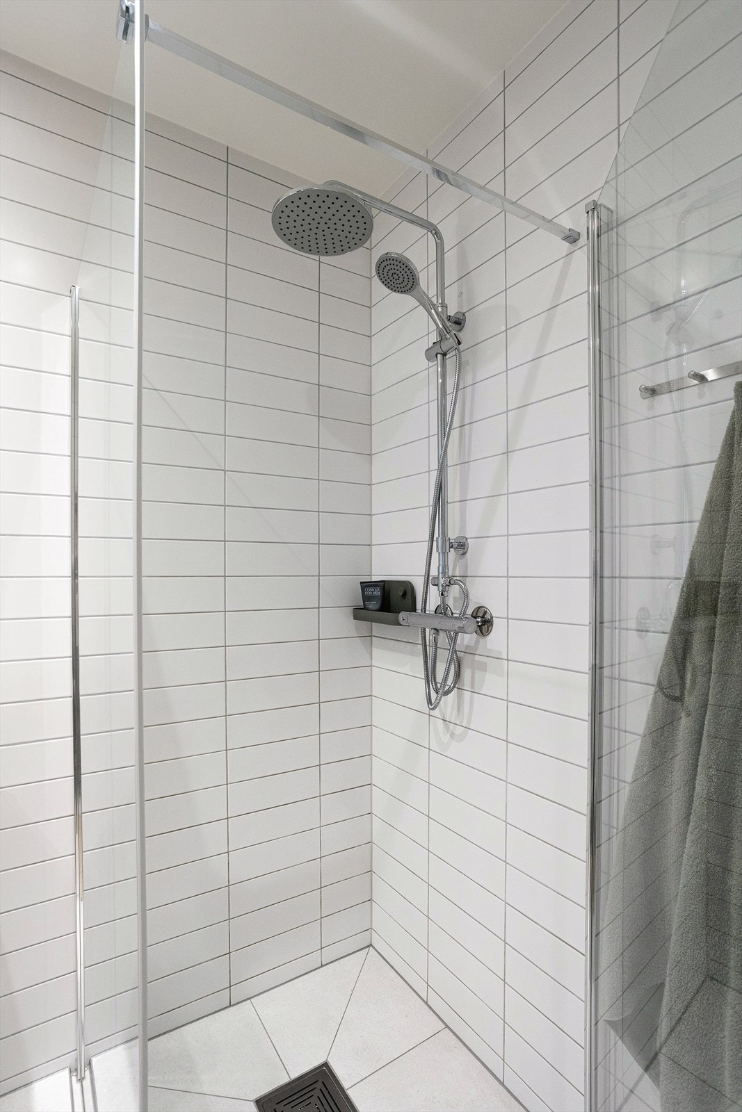 Badet ble i 2025 pusset opp med flis på flis på gulv, ny baderomsinnredning og dusjvegger, samt nytt dusjarmatur tilkoblet hånd-og regndusj. Galleribilde