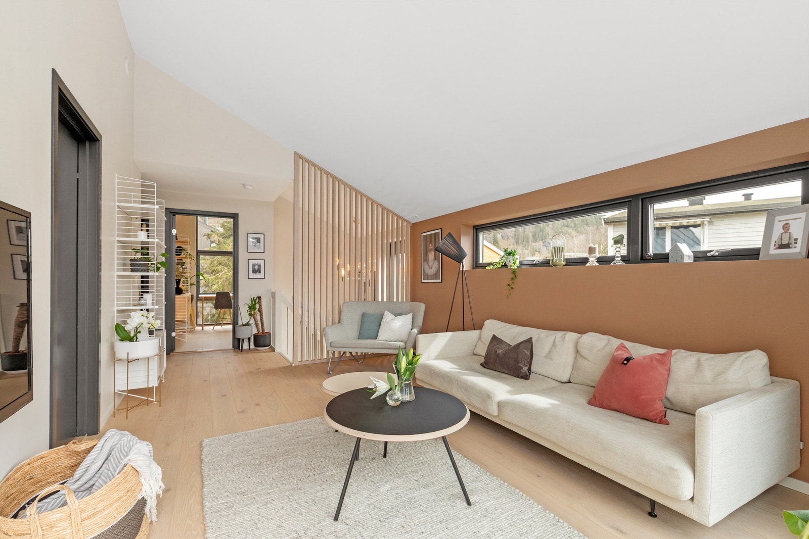 Lys og romslig loftstue. Hele etasjen har gulvvarme Galleribilde