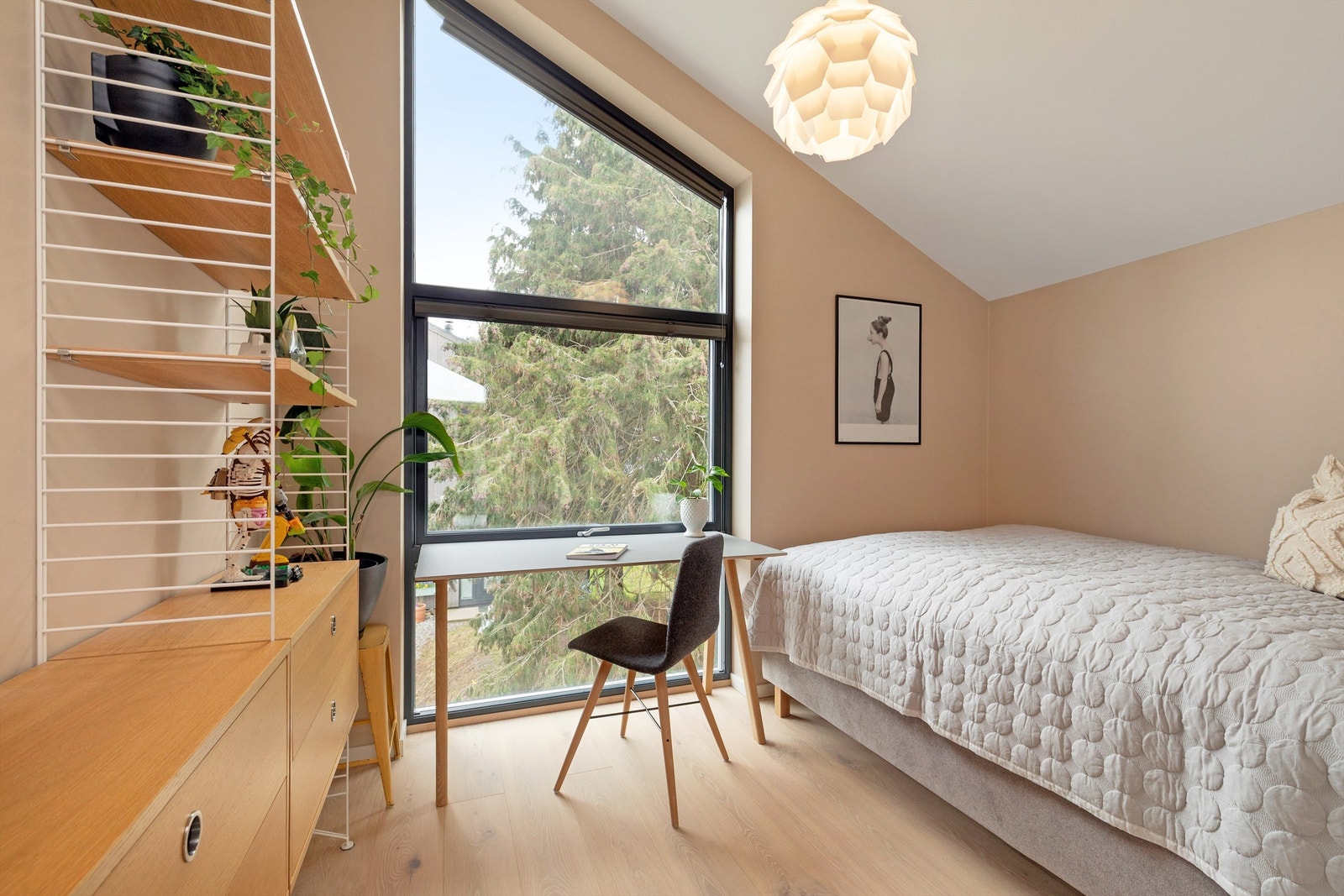 Godt soverom med plass til seng og garderobe Galleribilde