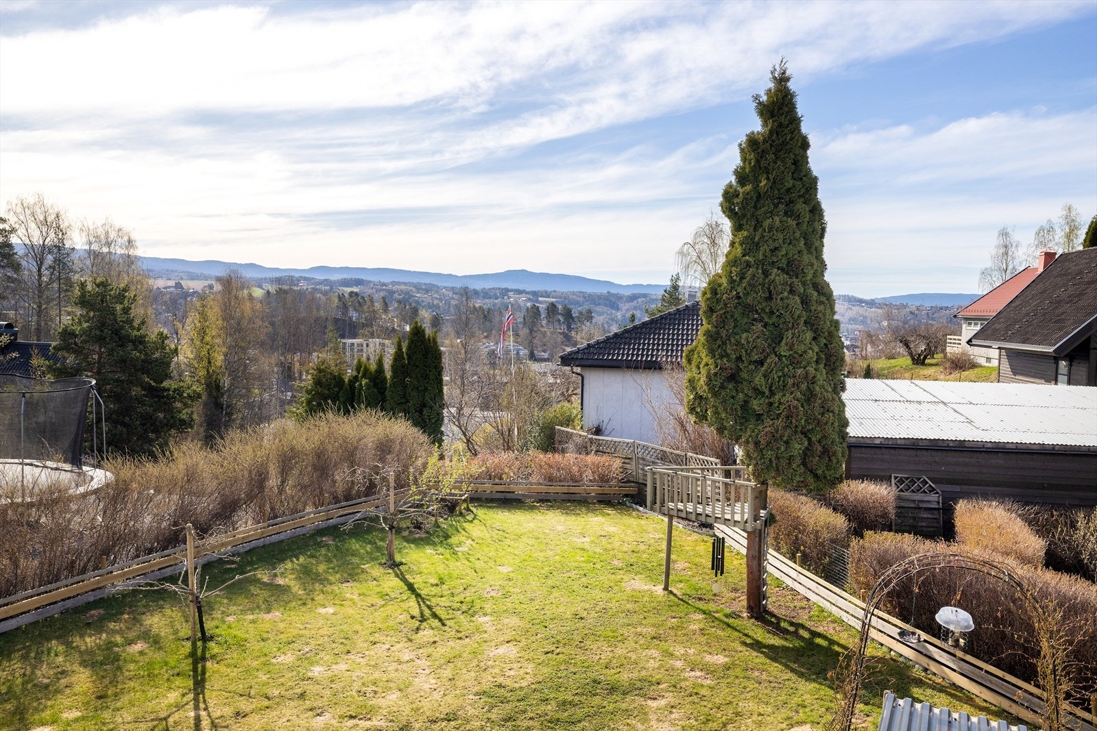 Fra eiendommen er det utsikt mot Gyrihaugen og Nordmarka. Galleribilde