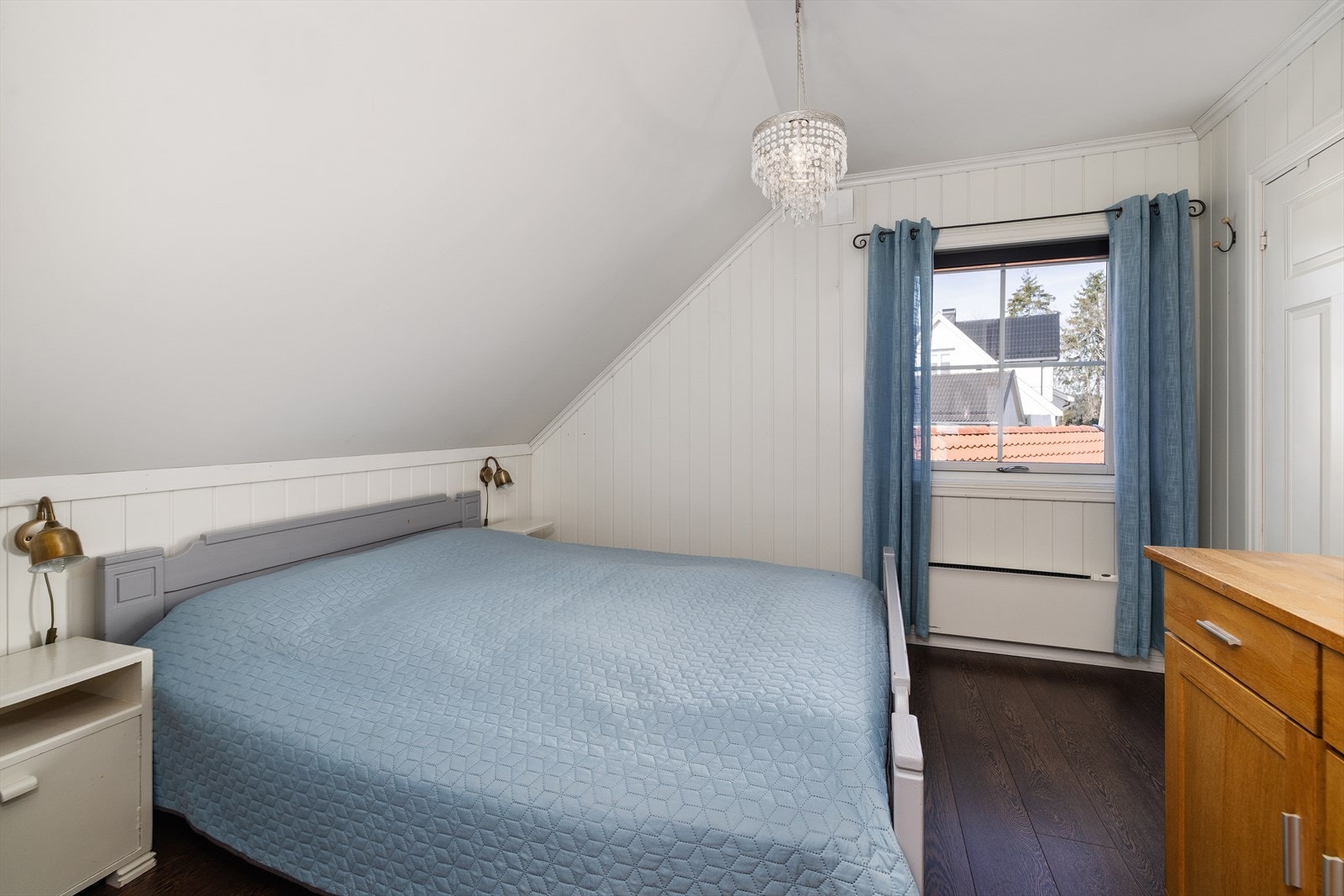 Hovedsoverommet på loftet har god plass til dobbeltseng og garderobeløsninger. Walk-in-garderobe på soverommet (døren til høyre i bildet). Galleribilde