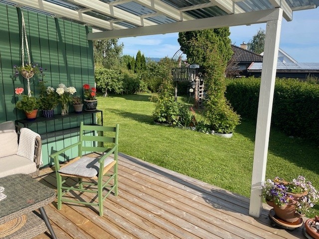 Hagen er pent opparbeidet med plen og beplantning, og byr på gode solforhold. Galleribilde